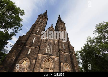 Basilica di San Pietro e Paolo (Bazilika svatého Petra a Pavla), Vysehrad, Praga, Repubblica Ceca, Czechia - antico monumento storico gotico e monu Foto Stock