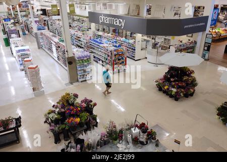 TORONTO, CANADA - 23 giugno 2022: Reparto farmacia all'interno del supermercato Loblaws a Toronto, Ontario, Canada. Foto Stock