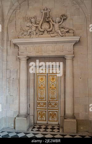 Porta di passaggio all'interno della Reggia di Versailles. Versailles, Francia. 05/2009 Foto Stock