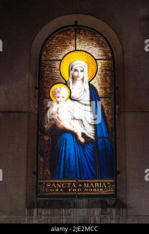 Dettaglio all'interno di una tomba di famiglia. Cimitero di Montparnasse. Parigi, Francia. 04/2009 Foto Stock