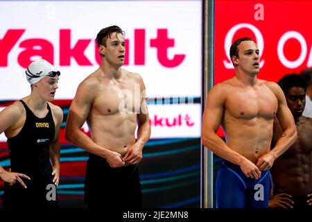 BUDAPEST, UNGHERIA - GIUGNO 24: Tessa Giele dei Paesi Bassi, Stan Pijnenburg dei Paesi Bassi e Jesse Pust dei Paesi Bassi si guardano mentre competono nella finale mista Freestyle Relay 4x100m durante il FINA World Aquatics Championships Swimming alla Duna Arena il 24 Giugno 2022 a Budapest, Ungheria (Foto di Nikola Krstic/Orange Pictures) Credit: Orange Pics BV/Alamy Live News Foto Stock