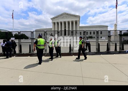 Gli ufficiali della polizia del Campidoglio degli Stati Uniti si trovano al di fuori delle recinzioni della Corte Suprema degli Stati Uniti, in seguito all'annuncio della decisione della Dobbs contro Jackson Womenâs Health Organization che ha rovesciato Roe contro Wade a Washington, DC il 24 giugno 2022. Credito: Ron Sachs/CNP Foto Stock