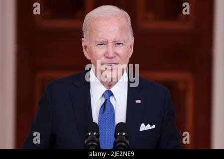 Washington DC, Stati Uniti. 24th giugno 2022. Il presidente degli Stati Uniti Joe Biden ha espresso osservazioni sulla decisione della Corte Suprema degli Stati Uniti nel caso Dobbs contro Jackson Women's Health Organization di rovesci Roe contro Wade nella Cross Hall della Casa Bianca a Washington, DC il 24 giugno 2022. Credit: Oliver Contreras/Pool via CNP Credit: dpa picture Alliance/Alamy Live News Foto Stock