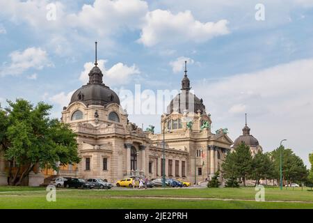 Budapest, Ungheria - Giugno 20 2018: Il bagno termale Szechenyi è il più grande bagno medicinale in Europa. Foto Stock