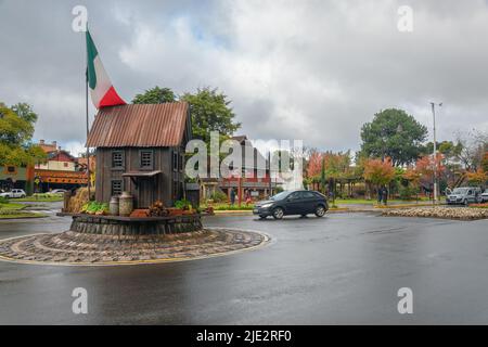 Gramado, RS, Brasile - 17 maggio 2022: Mini casa tematica con bandiera italiana nel mezzo della rotonda di fronte a piazza Praca das Etnias. Foto Stock