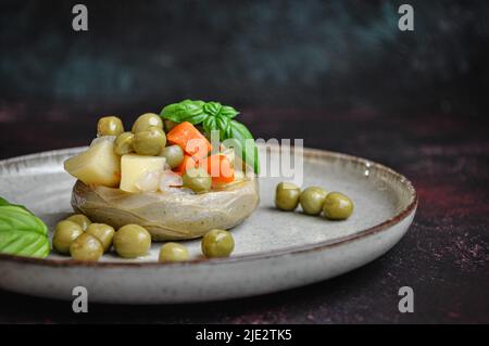 Piatto di carciofi fatti in casa con piselli verdi, carote, patate e basilico / Zeytinyagli Enginar Foto Stock
