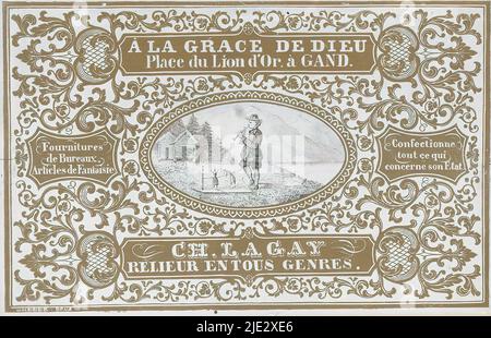 Biglietto da visita di CH. La Gay, bookbinder a Gand, Landscape con un uomo che gioca un flauto. Attaccato alla gamba destra c'è un cordone con cui fa ballare due marionette. Sullo sfondo un paesaggio montano con due capanne in legno e un lago., tipografo: Jules Héger, (menzionato sull'oggetto), stampante: Jules Héger, (menzionato sull'oggetto), Bruxelles, c. 1840 - c. 1860, materiale, altezza 85 mm x larghezza 132 mm Foto Stock