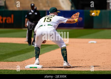 Oakland Athletics Infielder Seth Brown (15) cattura la palla per un fuori alla prima base durante una partita MLB tra Seattle Mariners e Oakland Athletic Foto Stock