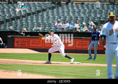 Oakland Athletics Infielder Seth Brown (15) cattura la palla per un fuori durante una partita MLB tra Seattle Mariners e Oakland Athletics al RingC Foto Stock