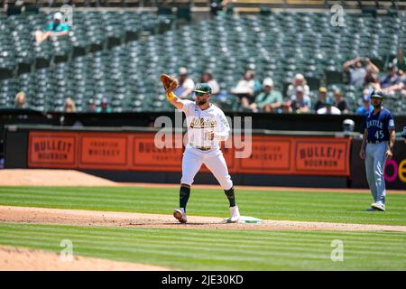 Oakland Athletics Infielder Seth Brown (15) cattura la palla per un fuori alla prima base durante una partita MLB tra Seattle Mariners e Oakland Athletic Foto Stock