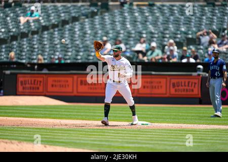 Oakland Athletics Infielder Seth Brown (15) cattura la palla per un fuori alla prima base durante una partita MLB tra Seattle Mariners e Oakland Athletic Foto Stock