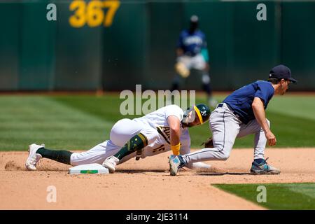 L'Oakland Athletics Infielder Seth Brown (15) scivola alla seconda base durante una partita MLB tra Seattle Mariners e Oakland Athletics al RingCentral Foto Stock