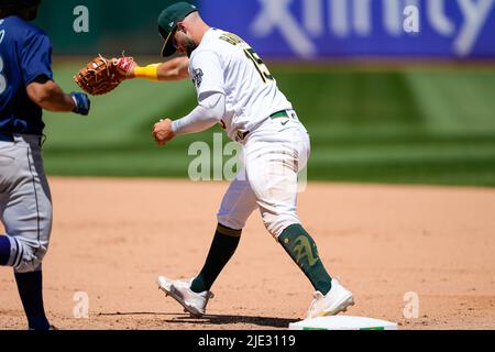 Oakland Athletics Infielder Seth Brown (15) cattura la palla per un fuori durante una partita MLB tra Seattle Mariners e Oakland Athletics al RingC Foto Stock