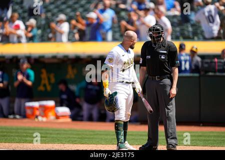 Oakland Athletics Infielder Seth Brown (15) urla all'umpire durante una partita MLB tra Seattle Mariners e Oakland Athletics al RingCentral C. Foto Stock