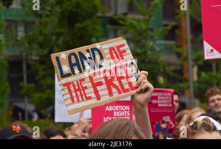 Londra, Inghilterra, Regno Unito. 24th giugno 2022. I manifestanti si sono riuniti al di fuori dell'Ambasciata degli Stati Uniti a Londra mentre la Corte Suprema capovolge Roe contro Wade e spiana la strada al divieto dell'aborto in gran parte degli Stati Uniti. (Credit Image: © Vuk Valcic/ZUMA Press Wire) Foto Stock