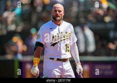 Oakland Athletics Infielder Seth Brown (15) durante una partita MLB tra Seattle Mariners e Oakland Athletics al RingCentral Coliseum di Oakland, Foto Stock