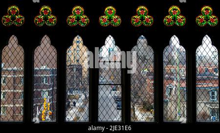 Ottawa, Canada - Aprile 17 2022: Il paesaggio urbano di Ottawa preso dal rosone del Canadian Nature Museum Foto Stock