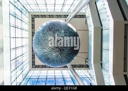 Ottawa, Canada - Aprile 17 2022: Decorazione del pianeta appeso nella lobby del Museo Canadese della natura Foto Stock