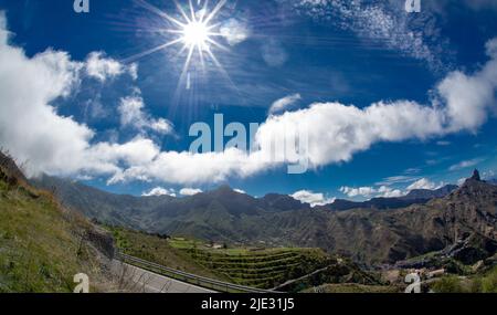 Paesaggio bellissimo e spettacolare e bella giornata di sole sulla strada fino a Pico de las Nieves Gran Canaria Spagna con il tempo variabile in breve tempo AN Foto Stock