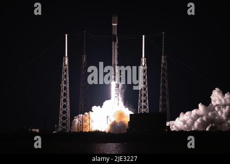 Un razzo Falcon 9 che porta Globalstar FM15 in orbita terrestre bassa lancia dallo SLC-40 alla Stazione spaziale di Cape Canaveral, Fl., 19 giugno 2022. Questo è stato il nono lancio per il booster che porta la Globalstar FM15, in precedenza supportando i lanci di Crew-1, Crew-2 e Transporter-4. (STATI UNITI Space Force foto di Joshua conti) Foto Stock
