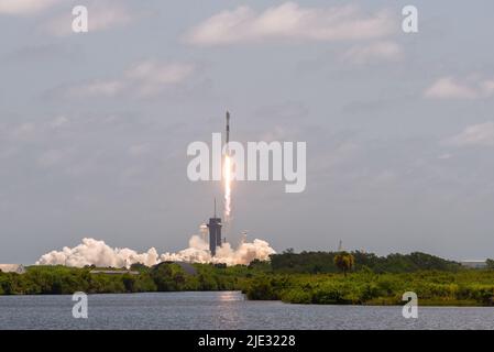 Un razzo Falcon 9 che trasporta 53 satelliti Starlink a banda larga di SpaceX viene lanciato dal Launch Complex 39A al Kennedy Space Center, Florida, 17 giugno 2022. Questo lancio è il volo del 13th per il primo stadio Falcon 9, che ha lanciato anche GPS III-3, Turksat 5A, e Transporter-2. (STATI UNITI Space Force foto di Joshua conti) Foto Stock