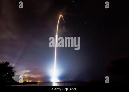 Un razzo Falcon 9 che porta Globalstar FM15 in orbita terrestre bassa lancia dallo SLC-40 alla Stazione spaziale di Cape Canaveral, Fl., 19 giugno 2022. Questo è stato il nono lancio per il booster che porta la Globalstar FM15, in precedenza supportando i lanci di Crew-1, Crew-2 e Transporter-4. (STATI UNITI Space Force foto di Joshua conti) Foto Stock