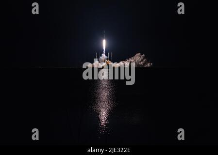Un razzo Falcon 9 che porta Globalstar FM15 in orbita terrestre bassa lancia dallo SLC-40 alla Stazione spaziale di Cape Canaveral, Fl., 19 giugno 2022. Questo è stato il nono lancio per il booster che porta la Globalstar FM15, in precedenza supportando i lanci di Crew-1, Crew-2 e Transporter-4. (STATI UNITI Space Force foto di Joshua conti) Foto Stock