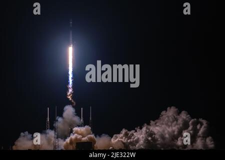 Un razzo Falcon 9 che porta Globalstar FM15 in orbita terrestre bassa lancia dallo SLC-40 alla Stazione spaziale di Cape Canaveral, Fl., 19 giugno 2022. Questo è stato il nono lancio per il booster che porta la Globalstar FM15, in precedenza supportando i lanci di Crew-1, Crew-2 e Transporter-4. (STATI UNITI Space Force foto di Joshua conti) Foto Stock