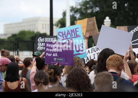 Washington, DC, Stati Uniti. 24th giugno 2022. La gente reagisce alla decisione della Corte Suprema su Dobbs contro Jackson WomenÕs Health Organization, al di fuori della Corte Suprema di Washington, DC il 24 giugno 2022. Credit: Mpi34/Media Punch/Alamy Live News Foto Stock