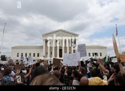 Washington, DC, Stati Uniti. 24th giugno 2022. La gente reagisce alla decisione della Corte Suprema su Dobbs contro Jackson WomenÕs Health Organization, al di fuori della Corte Suprema di Washington, DC il 24 giugno 2022. Credit: Mpi34/Media Punch/Alamy Live News Foto Stock