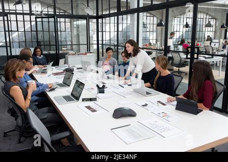 ANNE HATHAWAY, THE INTERN, 2015 Foto Stock