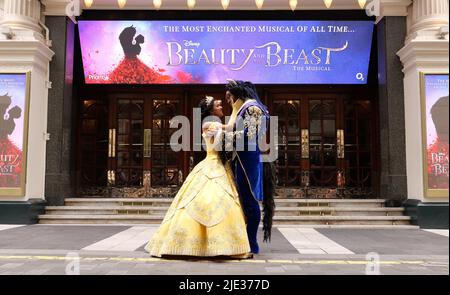 IL MUSICAL PIÙ INCANTATO DI TUTTI I TEMPI sta arrivando a Londra quest'estate London Palladium Limited Season annunciato dal 24 giugno 2022 Courtney Stapleton e Shaq Taylor per giocare i ruoli iconici di Belle e Her Beast spettacolari nuovi design e tecnologia all'avanguardia si fondono con la storia classica, portando l'amata storia a una nuova vita leggendarie canzoni includono Belle, Be Our Guest and Beauty and the Beast. Le esibizioni inizieranno al London Palladium da venerdì 24 giugno 2022, per una stagione rigorosamente limitata fino a sabato 17 settembre. Foto Stock