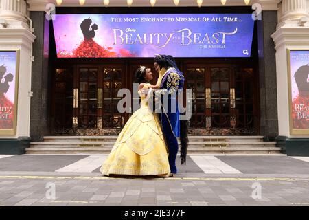 IL MUSICAL PIÙ INCANTATO DI TUTTI I TEMPI sta arrivando a Londra quest'estate London Palladium Limited Season annunciato dal 24 giugno 2022 Courtney Stapleton e Shaq Taylor per giocare i ruoli iconici di Belle e Her Beast spettacolari nuovi design e tecnologia all'avanguardia si fondono con la storia classica, portando l'amata storia a una nuova vita leggendarie canzoni includono Belle, Be Our Guest and Beauty and the Beast. Le esibizioni inizieranno al London Palladium da venerdì 24 giugno 2022, per una stagione rigorosamente limitata fino a sabato 17 settembre. Foto Stock