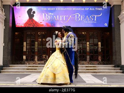 IL MUSICAL PIÙ INCANTATO DI TUTTI I TEMPI sta arrivando a Londra quest'estate London Palladium Limited Season annunciato dal 24 giugno 2022 Courtney Stapleton e Shaq Taylor per giocare i ruoli iconici di Belle e Her Beast spettacolari nuovi design e tecnologia all'avanguardia si fondono con la storia classica, portando l'amata storia a una nuova vita leggendarie canzoni includono Belle, Be Our Guest and Beauty and the Beast. Le esibizioni inizieranno al London Palladium da venerdì 24 giugno 2022, per una stagione rigorosamente limitata fino a sabato 17 settembre. Foto Stock