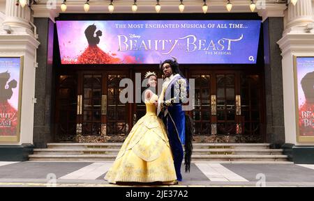 IL MUSICAL PIÙ INCANTATO DI TUTTI I TEMPI sta arrivando a Londra quest'estate London Palladium Limited Season annunciato dal 24 giugno 2022 Courtney Stapleton e Shaq Taylor per giocare i ruoli iconici di Belle e Her Beast spettacolari nuovi design e tecnologia all'avanguardia si fondono con la storia classica, portando l'amata storia a una nuova vita leggendarie canzoni includono Belle, Be Our Guest and Beauty and the Beast. Le esibizioni inizieranno al London Palladium da venerdì 24 giugno 2022, per una stagione rigorosamente limitata fino a sabato 17 settembre. Foto Stock