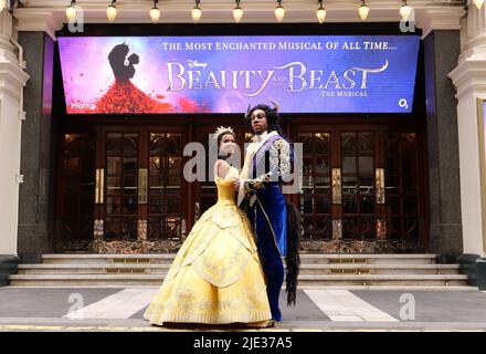 IL MUSICAL PIÙ INCANTATO DI TUTTI I TEMPI sta arrivando a Londra quest'estate London Palladium Limited Season annunciato dal 24 giugno 2022 Courtney Stapleton e Shaq Taylor per giocare i ruoli iconici di Belle e Her Beast spettacolari nuovi design e tecnologia all'avanguardia si fondono con la storia classica, portando l'amata storia a una nuova vita leggendarie canzoni includono Belle, Be Our Guest and Beauty and the Beast. Le esibizioni inizieranno al London Palladium da venerdì 24 giugno 2022, per una stagione rigorosamente limitata fino a sabato 17 settembre. Foto Stock