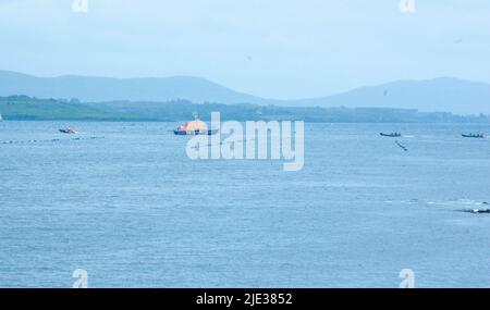 Bantry, West Cork, Irlanda, venerdì 24 giugno, 2022; la guardia costiera irlandese ha lanciato più agenzie per un incidente questo. Il centro di controllo di Valentia ha ricevuto una chiamata su un nuotatore mancante e ha chiesto il Lifeboat della Comunità della bantry, il RNLI da Castletownbere, il servizio navale, che erano nella zona e il Shannon Based Rescue 115 Helicopter. Il nuotatore, una donna negli anni '70 e creduto di essere locale, è stato trovato morto. Credit ed/Alamy Live News Foto Stock