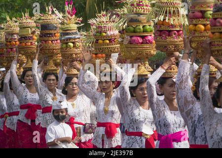 DENPASAR, GIUGNO 19 2022: L'attività di mepeed di un villaggio tradizionale a Denpasar Bali è stata seguita da donne che indossavano abiti balinesi tradizionali. Loro Foto Stock