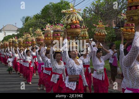 DENPASAR, GIUGNO 19 2022: L'attività di mepeed di un villaggio tradizionale a Denpasar Bali è stata seguita da donne che indossavano abiti balinesi tradizionali. Loro Foto Stock