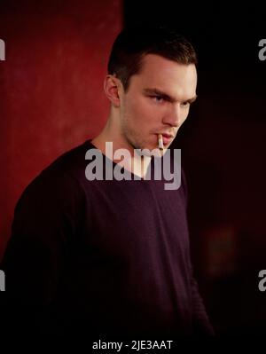 NICHOLAS HOULT, UCCIDERE I TUOI AMICI, 2015 Foto Stock