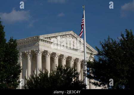 Washington, Stati Uniti. 24th giugno 2022. La Corte Suprema a Washington, DC Venerdì, 24 giugno 2022. La Corte Suprema ha rovesciato Roe v, Wade eliminando il diritto all'aborto negli Stati Uniti (Foto di Chris Kleponis/Sipa USA) credito: Sipa USA/Alamy Live News Foto Stock