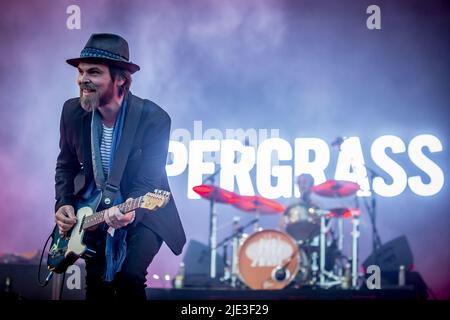 PORTSMOUTH, INGHILTERRA: Supergrass si esibisce sul palco durante il giorno 3 del festival vittorioso con: Gaz Coombes, Danny Goffey dove: Portsmouth, Regno Unito quando: 29 ago 2021 credito: Neil Lupin/WENN Foto Stock