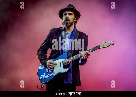 PORTSMOUTH, INGHILTERRA: Supergrass si esibisce sul palco durante il giorno 3 del festival vittorioso con: Gaz Coombes dove: Portsmouth, Regno Unito quando: 29 ago 2021 credito: Neil Lupin/WENN Foto Stock