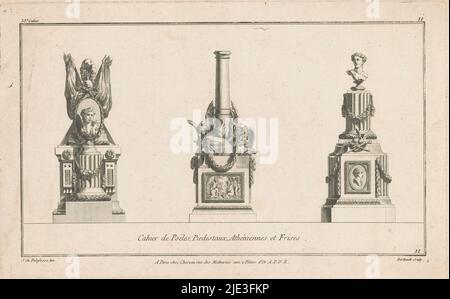 Tre monumenti, 33rd Cahier II Cahier de Poëles, Piedestaux, Athéniennes et Frises (titolo della serie su oggetto), IIe Volume De l'Oeuvre de J. CH. Delafosse (...) (Titolo della serie), a sinistra un monumento con un medaglione con ritratto, bandiere e casco. Al centro, un monumento con una colonna, armi e due aquile. A destra, un monumento con un busto maschile su una colonna., tipografia: Berthault, (menzionato sull'oggetto), dopo disegno di: Jean Charles Delafosse, (menzionato sull'oggetto), editore: Jacques-Francois Chéreau, (menzionato sull'oggetto), Parigi, 1771, carta, incisione, incisione, altezza 229 mm x larghezza Foto Stock