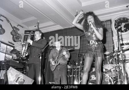 Il sassofonista Raf Ravenscroft, il chitarrista Bernie Marsden e la cantante Monica Reed-Price si esibiscono presso l'Hard Rock Cafe di Londra nel Regno Unito nel giugno 1991. Foto Stock