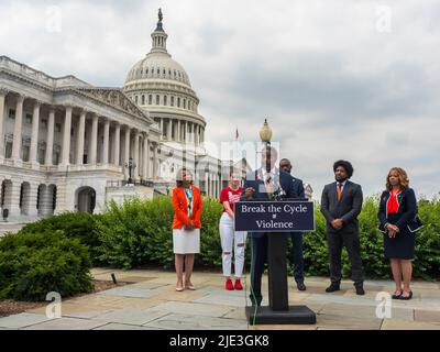 24 giugno 2022, Washington, District of Columbia, USA: I membri del Congresso e i sostenitori del controllo delle armi si sono Uniti a una conferenza stampa per celebrare l'approvazione del Bipartisan Safer Communities Act, la prima importante legislazione sulla sicurezza delle armi negli ultimi decenni. Il disegno di legge va poi al presidente Joe Biden per la sua firma. (Credit Image: © sue Dorfman/ZUMA Press Wire) Foto Stock