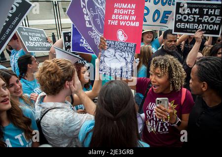 La gente reagisce alla sentenza della Corte Suprema degli Stati Uniti su Dobbs contro Jackson Womenâs Health Organization, fuori dalla Corte Suprema di Washington, DC il 24 giugno 2022. Credito: Rod Lammey/CNP Foto Stock