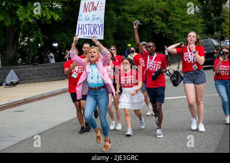 La gente reagisce alla sentenza della Corte Suprema degli Stati Uniti su Dobbs contro Jackson Womenâs Health Organization, fuori dalla Corte Suprema di Washington, DC il 24 giugno 2022. Credito: Rod Lammey/CNP Foto Stock