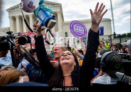 La gente reagisce alla sentenza della Corte Suprema degli Stati Uniti su Dobbs contro Jackson Womenâs Health Organization, fuori dalla Corte Suprema di Washington, DC il 24 giugno 2022. Credito: Rod Lammey/CNP Foto Stock