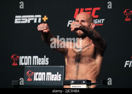 Las Vegas, Stati Uniti. 24th giugno 2022. LAS VEGAS, NV - 24 GIUGNO: Brian Kelleher pone sulla scala durante la UFC Vegas 57: Weigh-in a UFC Apex il 24 giugno 2022, a Las Vegas, Nevada, Stati Uniti. (Foto di Diego Ribas/PxImages) Credit: PX Images/Alamy Live News Foto Stock